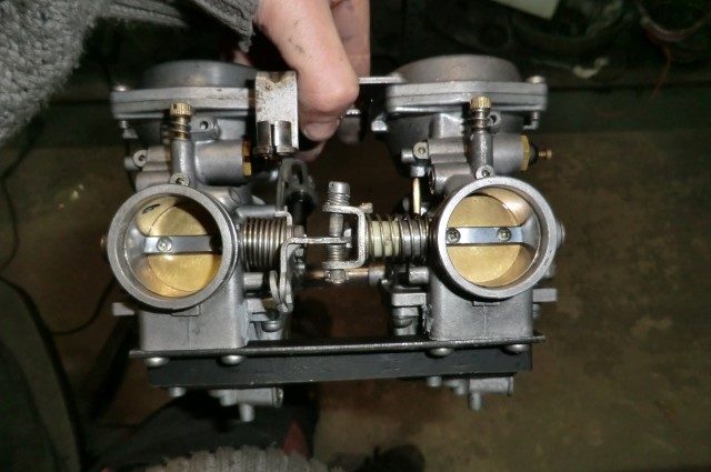Lee más sobre el artículo Sanglas 400Y. Reparar Carburadores Mikuni