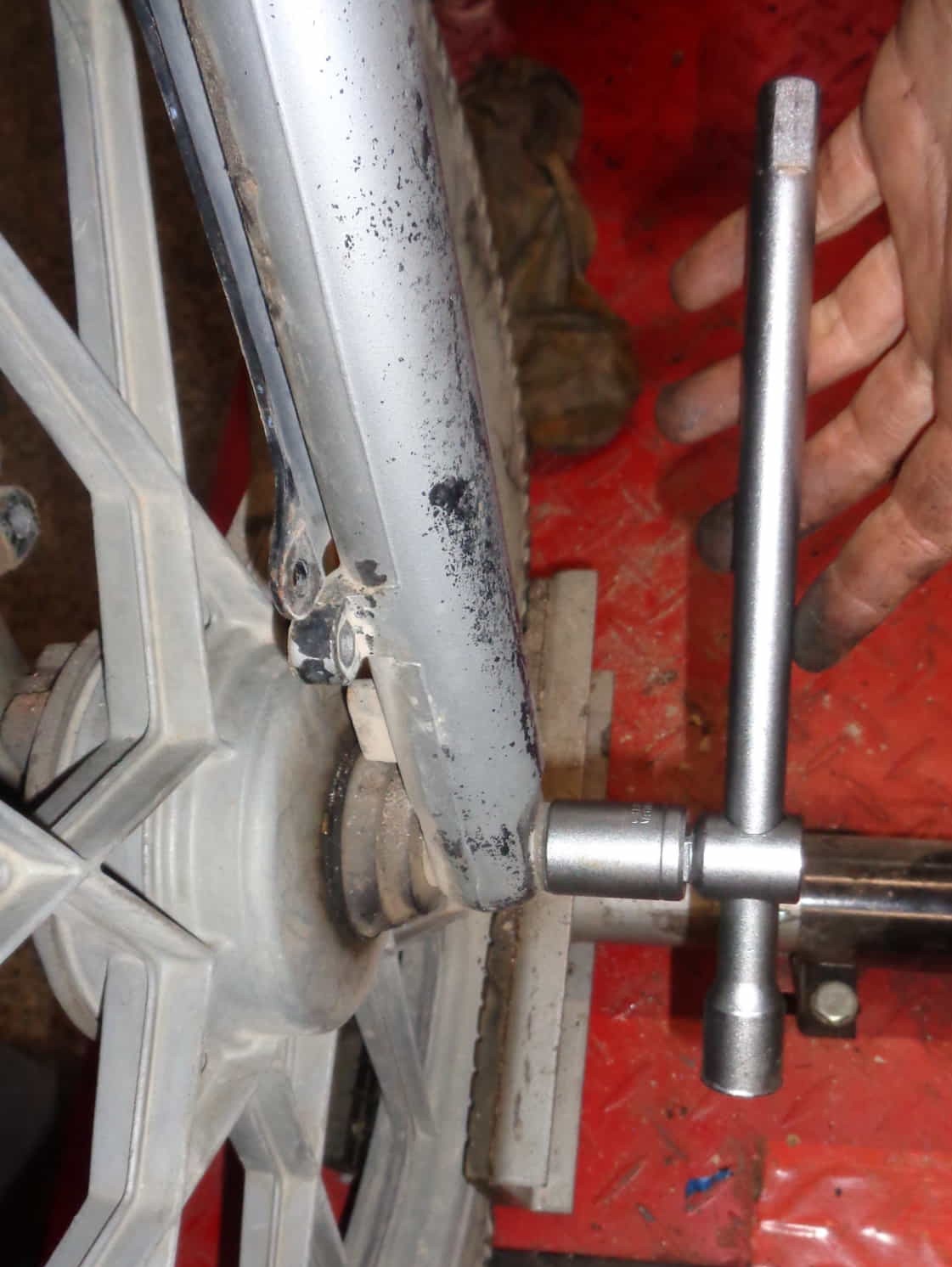 Aflojar tuercas eje rueda delantera vespino