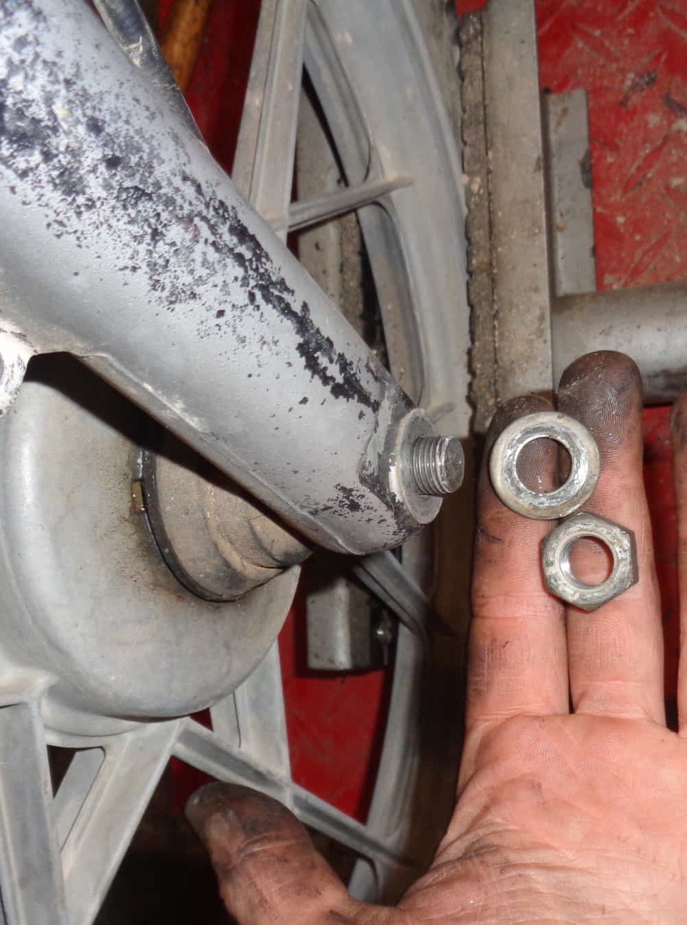 tuerca y arandela eje rueda delantera vespino