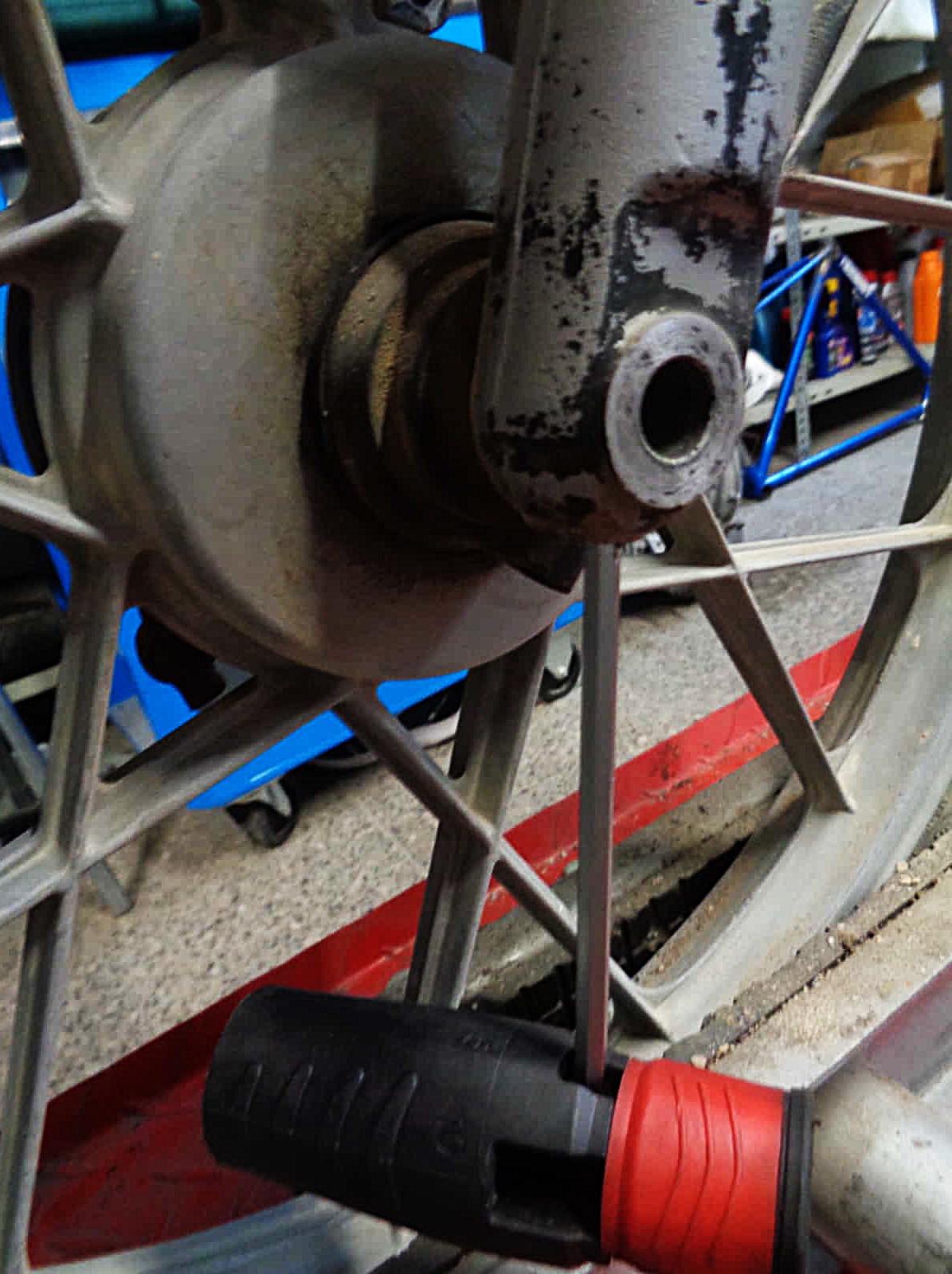 Aflojar tornillo allen de botella suspensión vespino