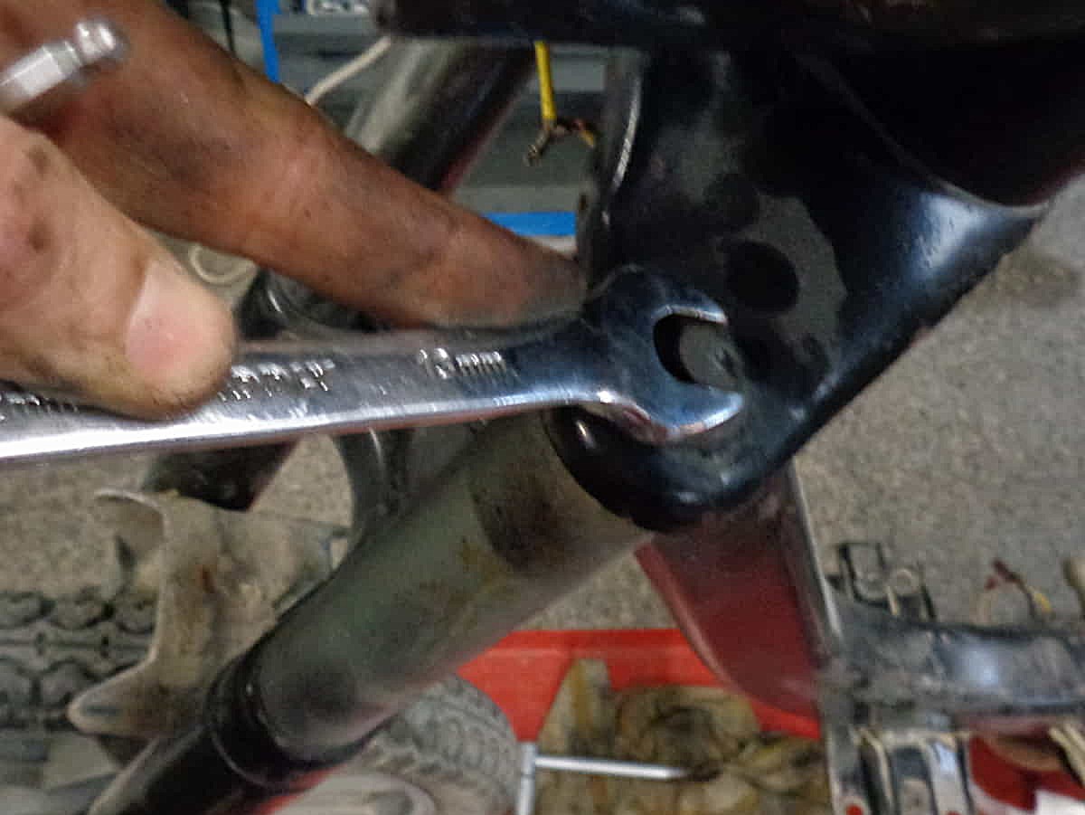 Aflojar tornillo superior suspensión delantera de vespino