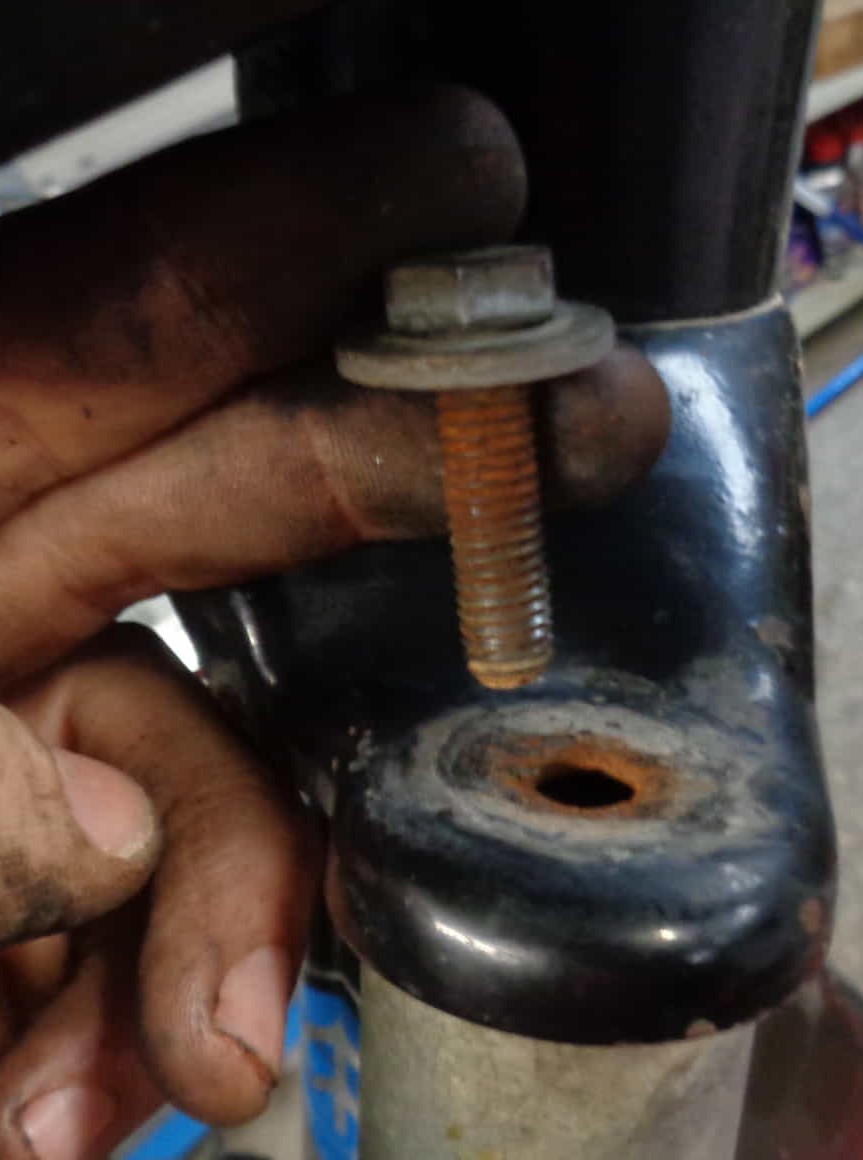 Tornillo superior suspensión delantera de vespino