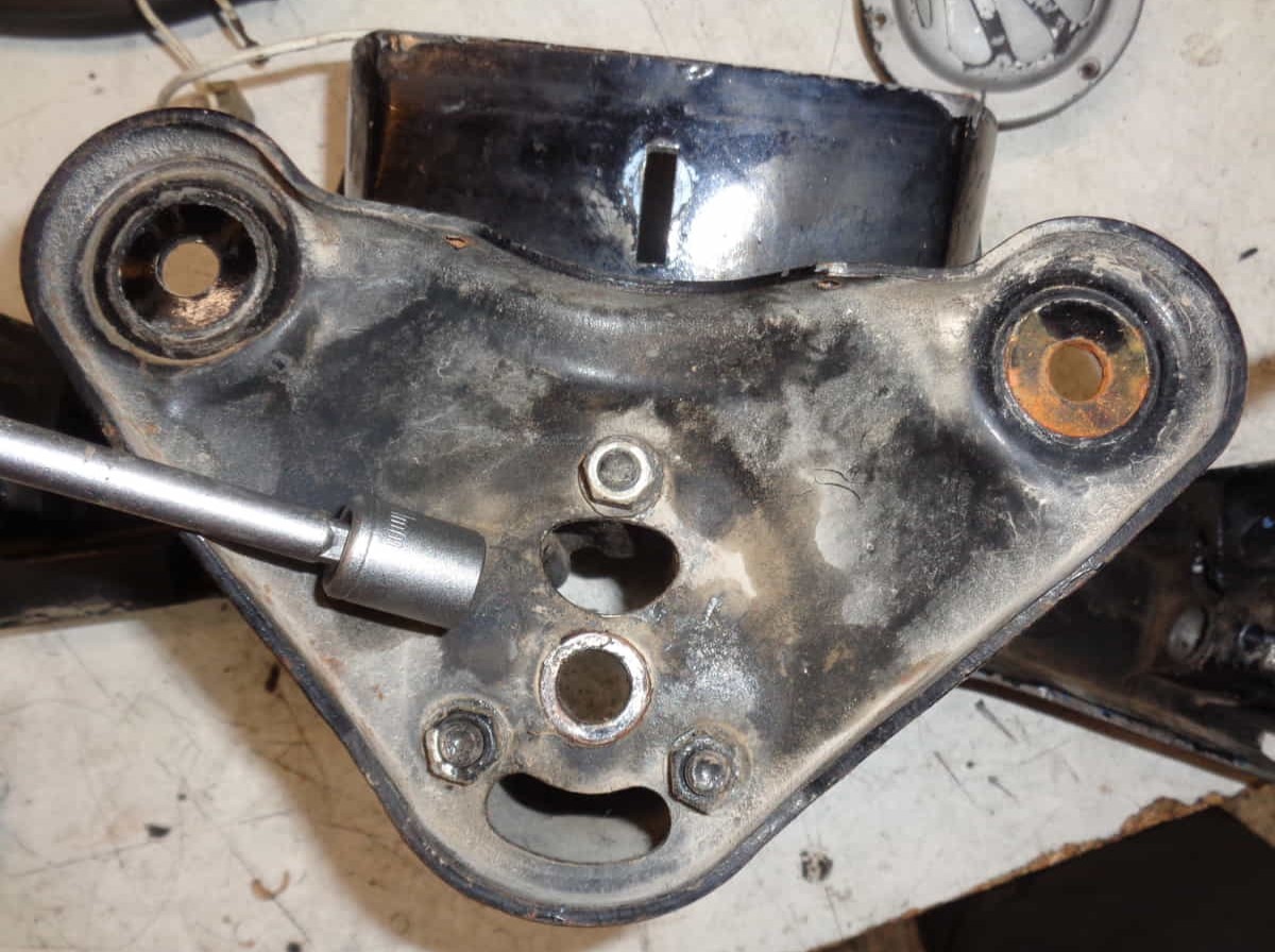 desmontar tuercas que unen la tija de un vespino al manillar