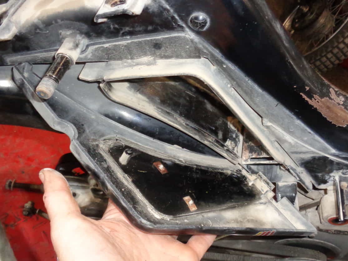 Tapa inaccesible de la caja de herramientas vespino abierta