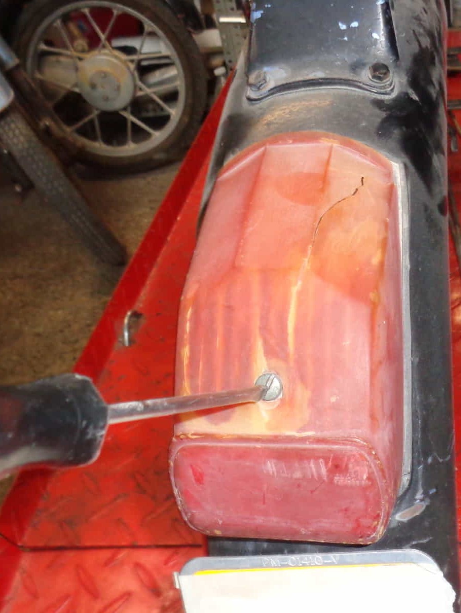 Desmontaje de tulipa luz trasera vespino