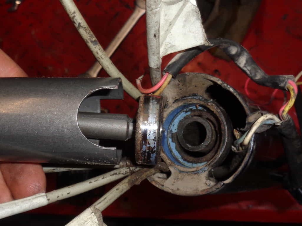 extracción de rodamiento de dirección de un vespino con un extractor