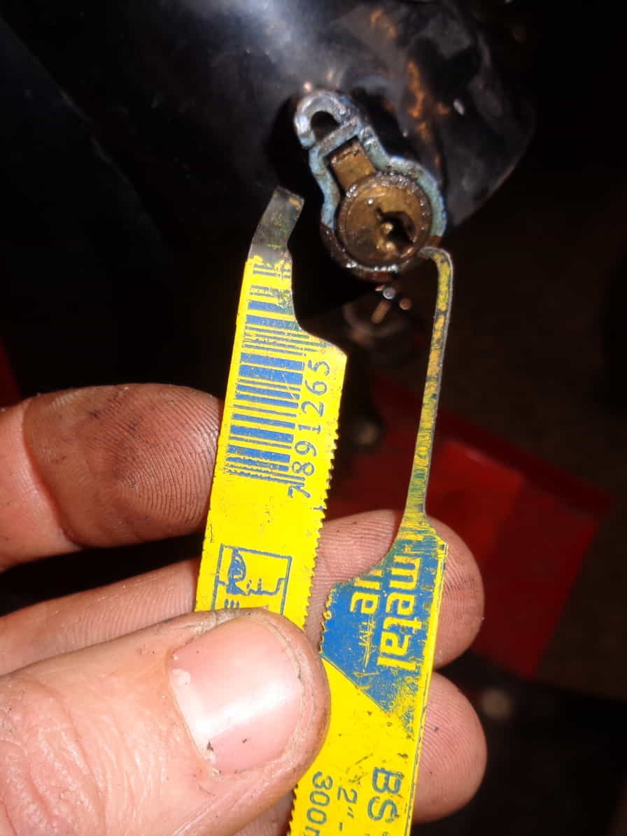 Ganzúas hechas con una hoja de sierra para forzar cerradura vespino