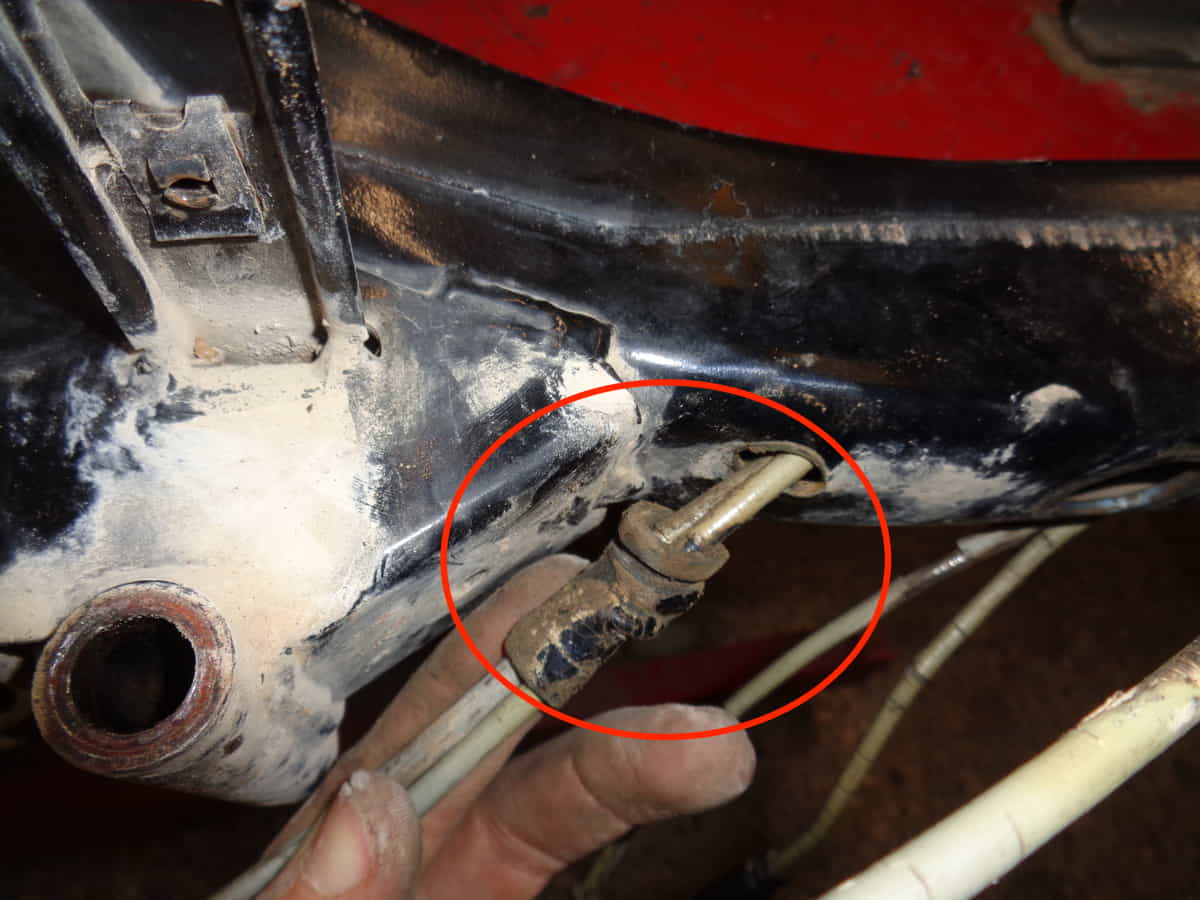 Retirada de pasamuros de cables de carburador de vespino