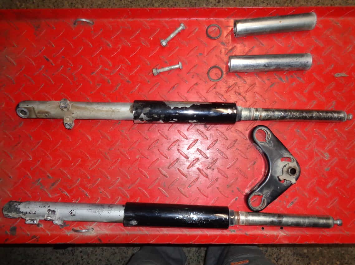 suspensión delantera de vespino separadas las barras con sus botellas