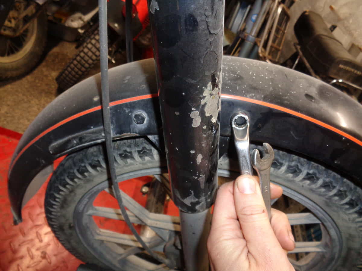 soltar tornillos guardabarros Vespino