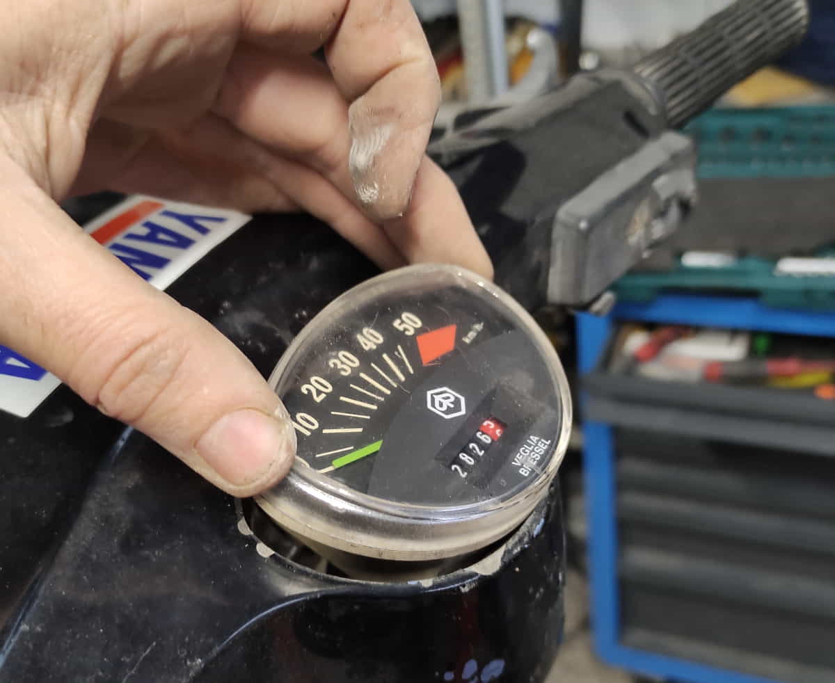 Extracción cuentakilómetros vespino 