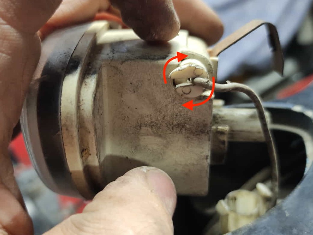 Giro extracción bombilla cuentakilómetros vespino