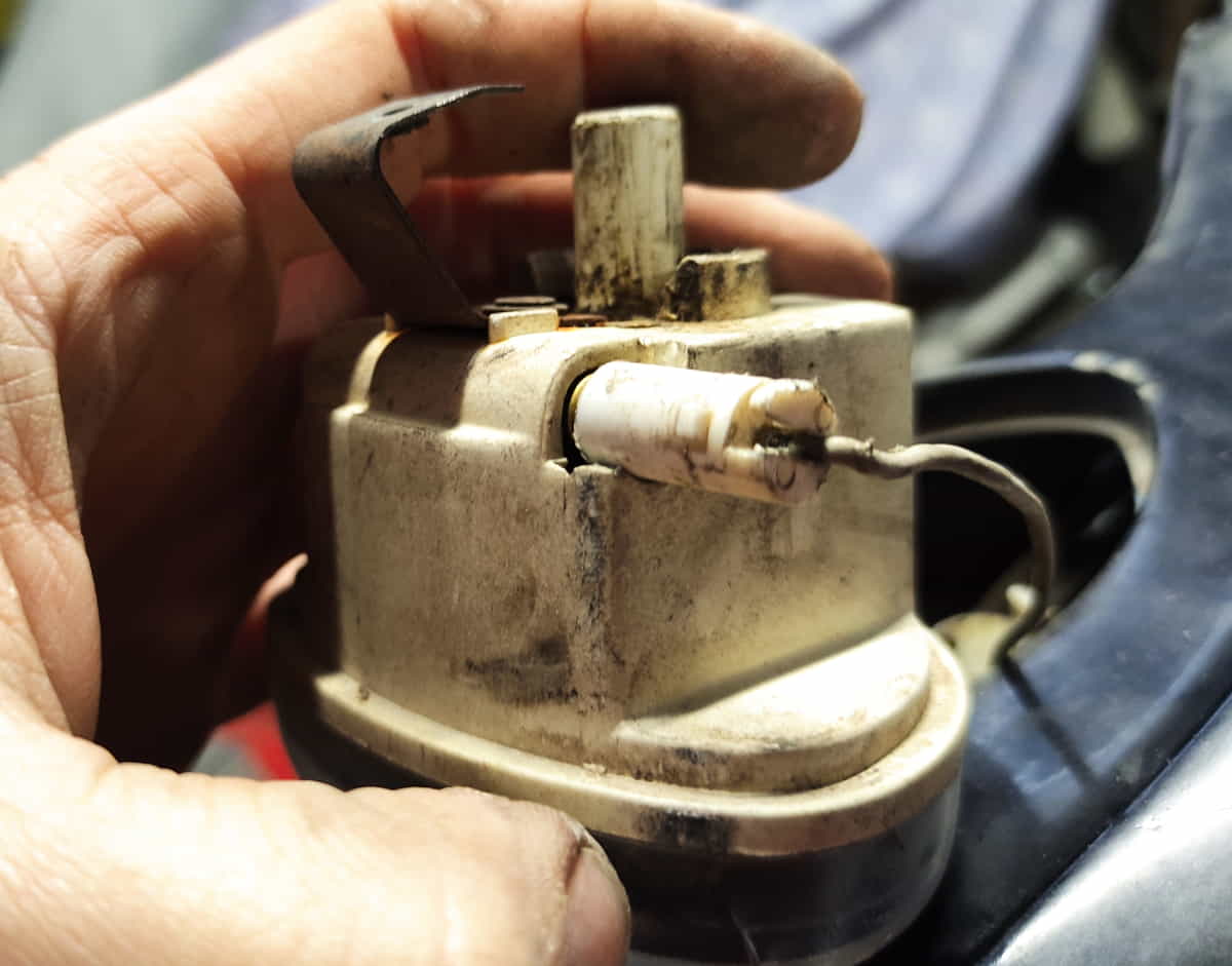 posición bombilla cuentakilómetros vespino