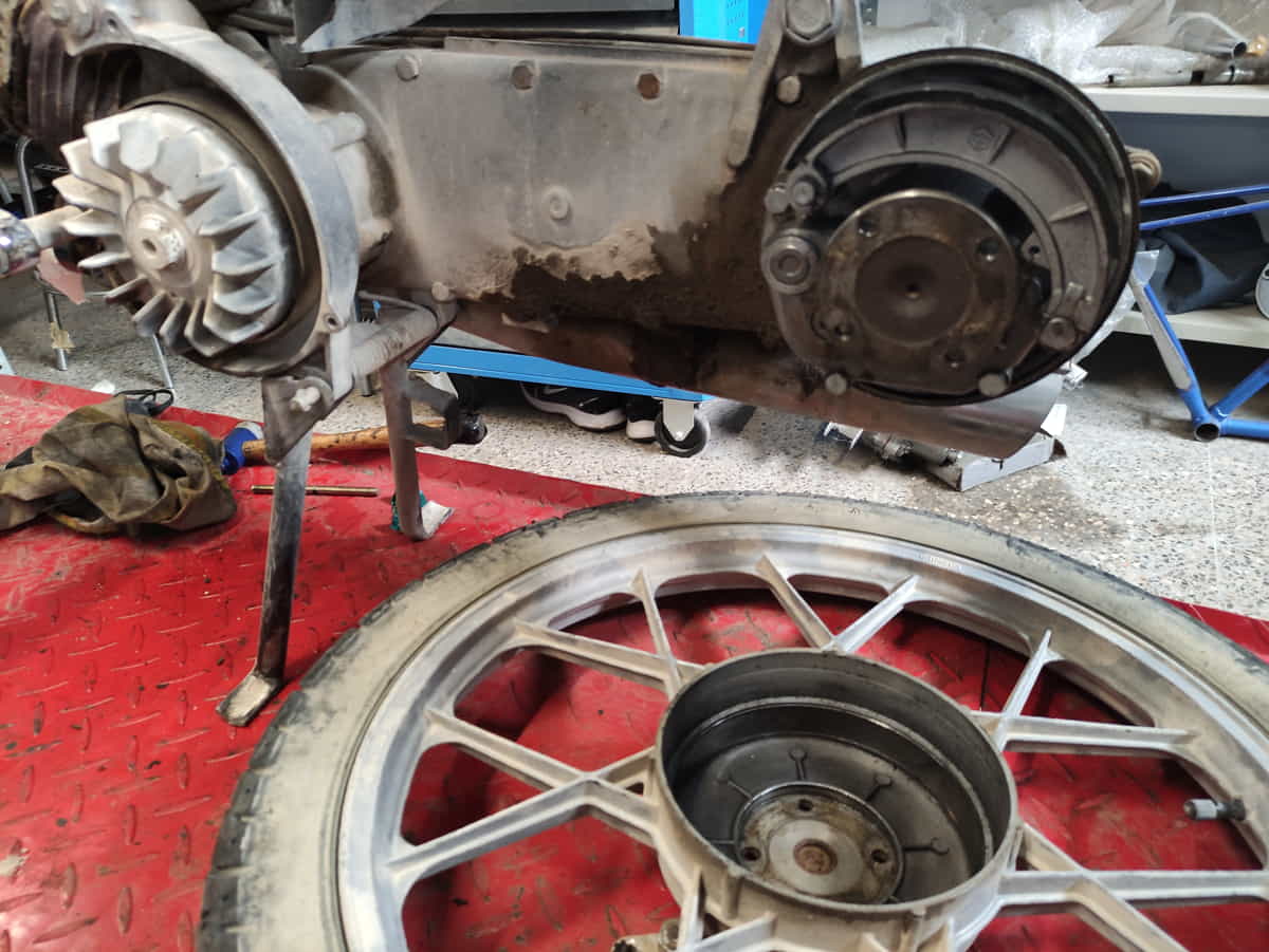 rueda trasera vespino desmontada