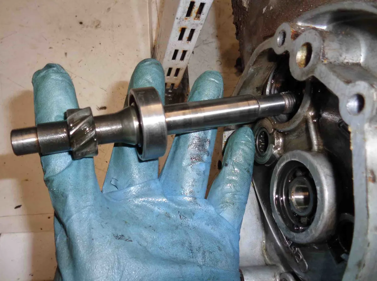 Eje portapolea vespino desmontado