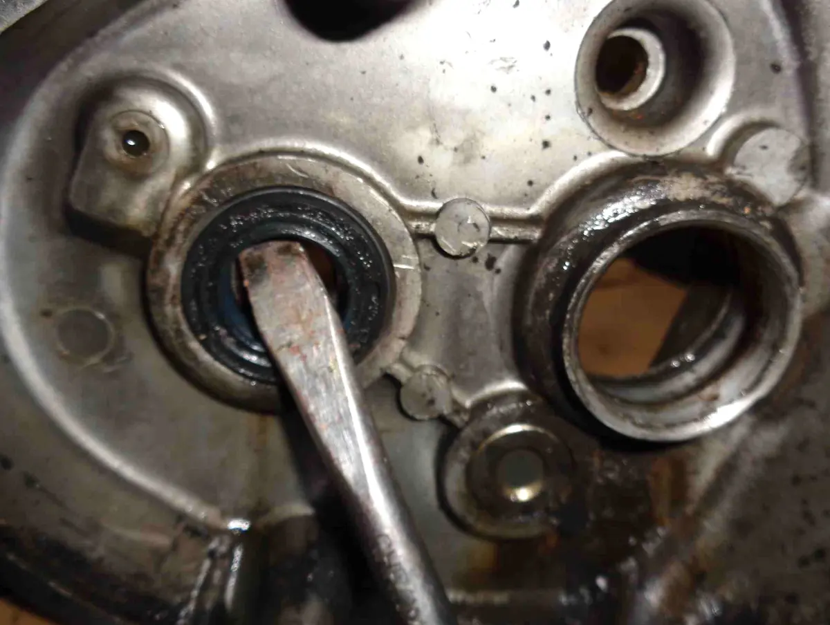 Retirada retén eje portarueda vespino