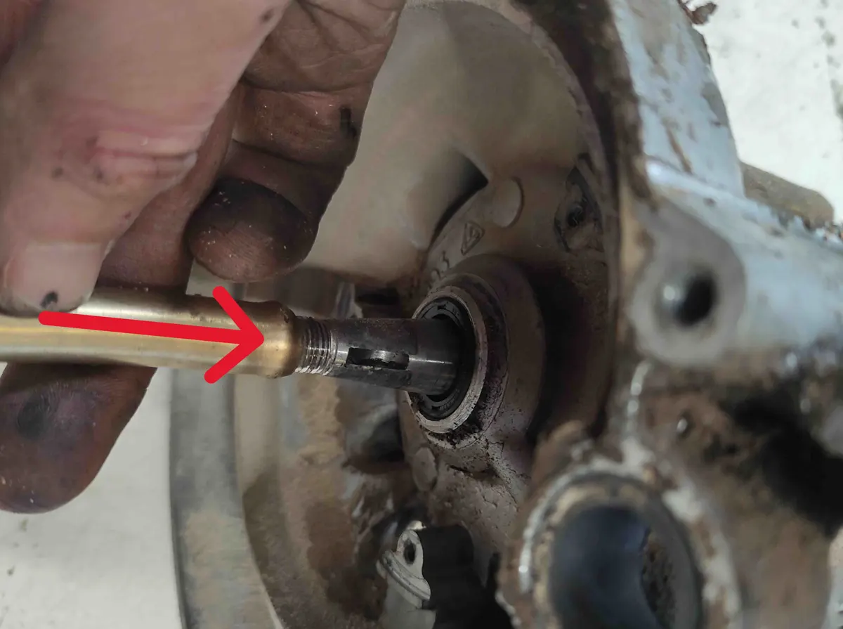 Ilustración con una flecha indicando donde golpear con un puntero para separar los carteres de Vespino