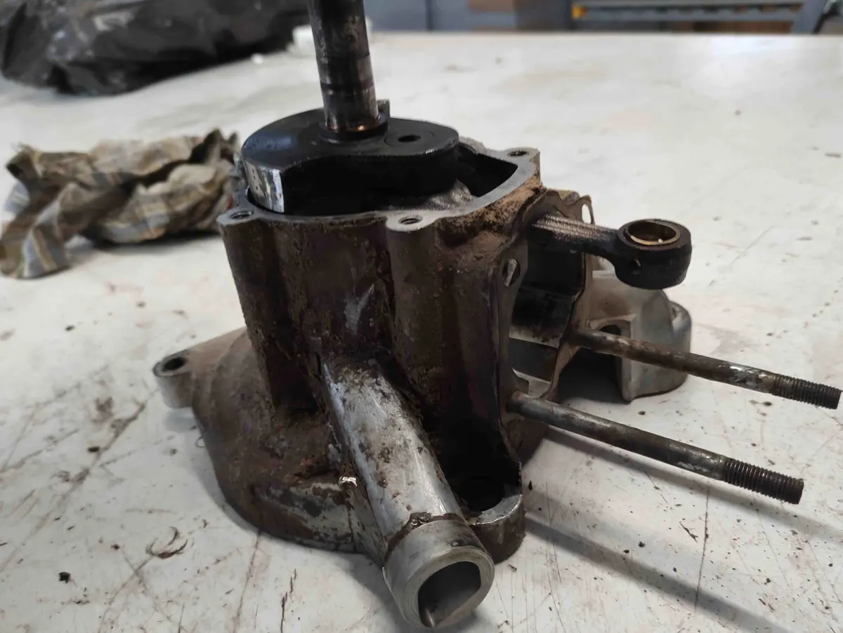 Semicarter corto de Vespino sobre una mesa con el cigüeñal montado, previo a extrarlo en el proceso de desmontar el motor