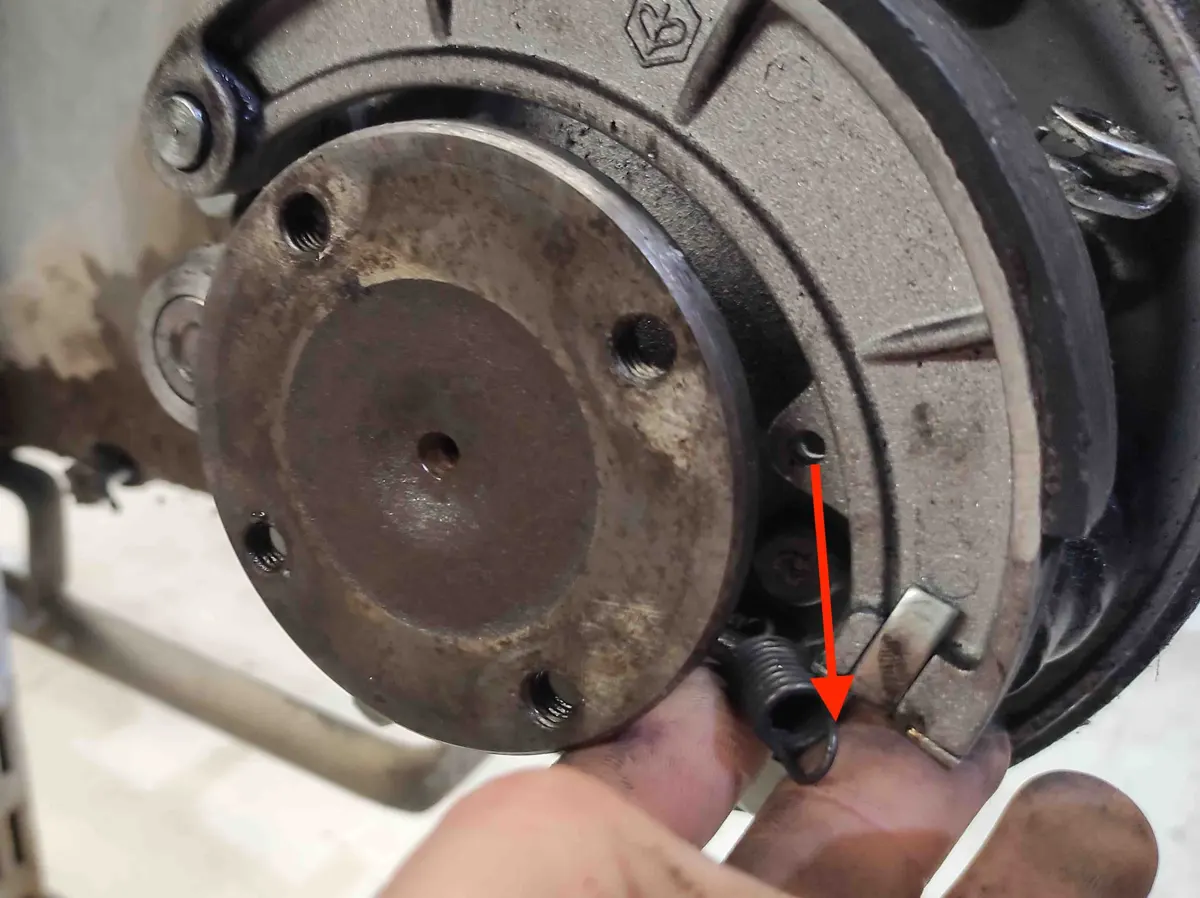 Quitar muelle zapata freno trasero vespino