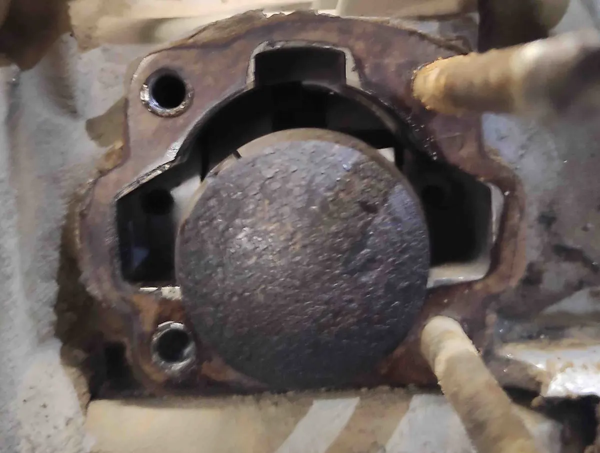 cabeza de pistón de vespino con carbonilla y un golpe