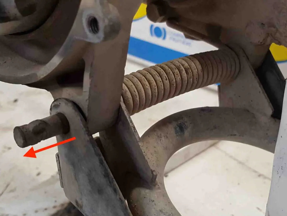 extracción del eje del caballete de vespino