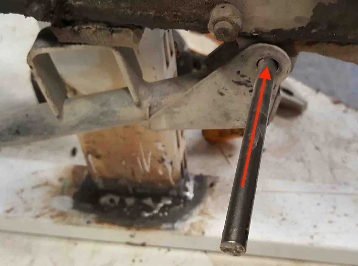 extracción del eje del caballete de vespino