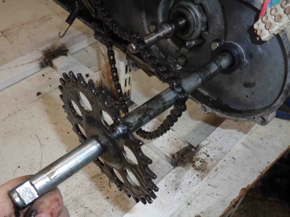 Eje pedales de vespino fuera extraido del motor