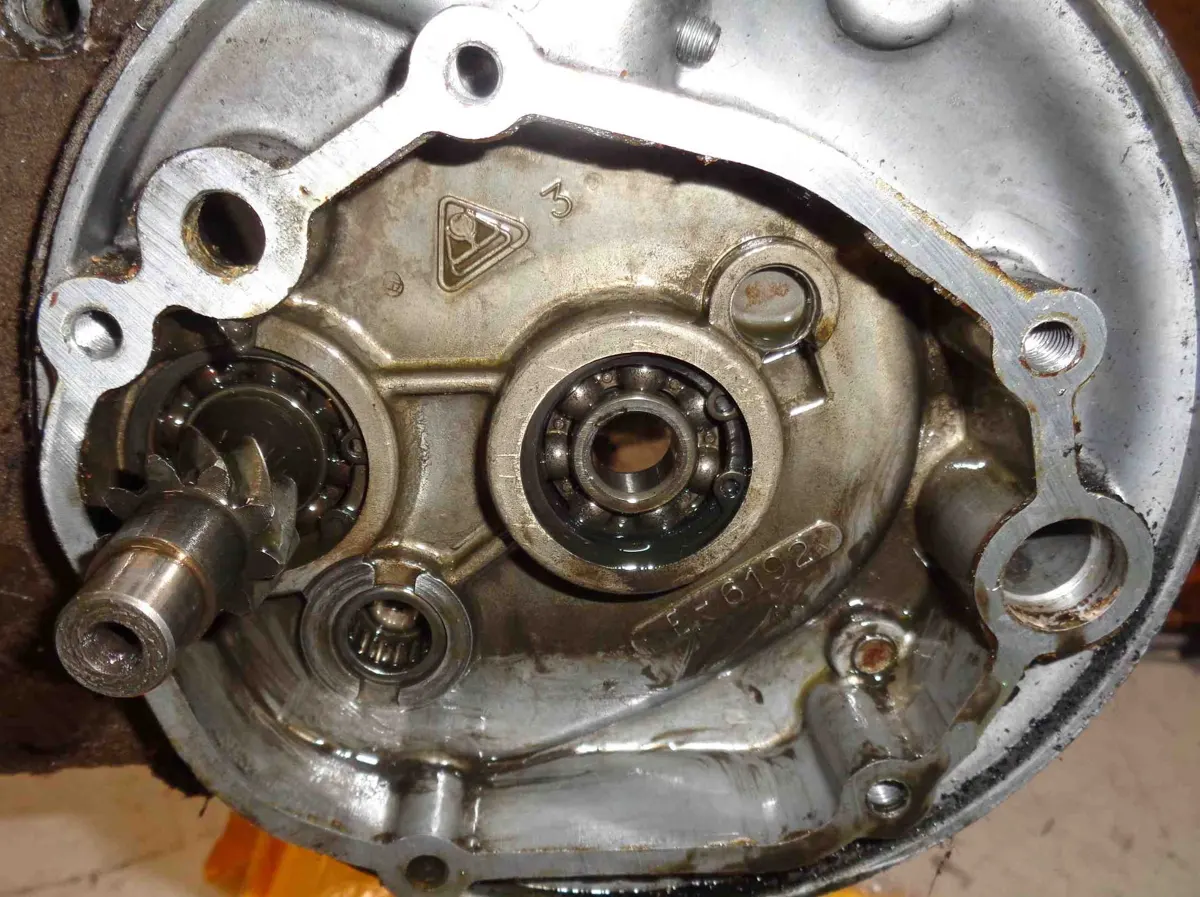 Interior de la reductora de un vespino por el lado del carter grande de vespino 