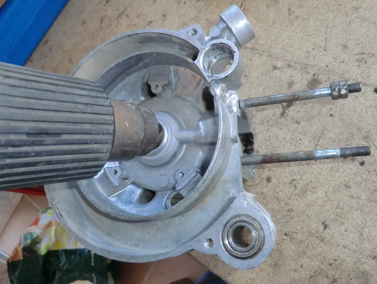 Detalle del calentamiento de un carter de vespino para extraer espárrago atorado