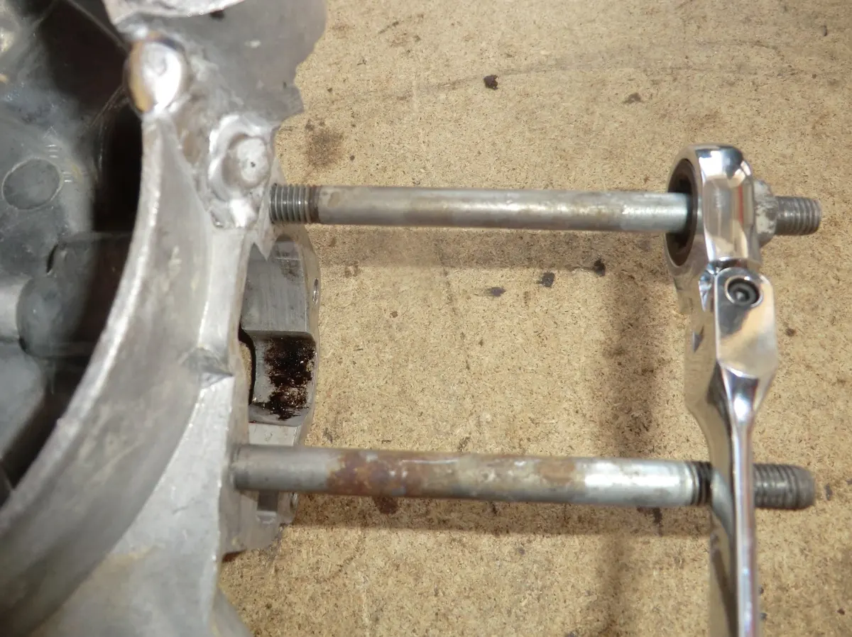 Extraccíón de espárrago de carter de vespino mediante la técnica de contratuerca