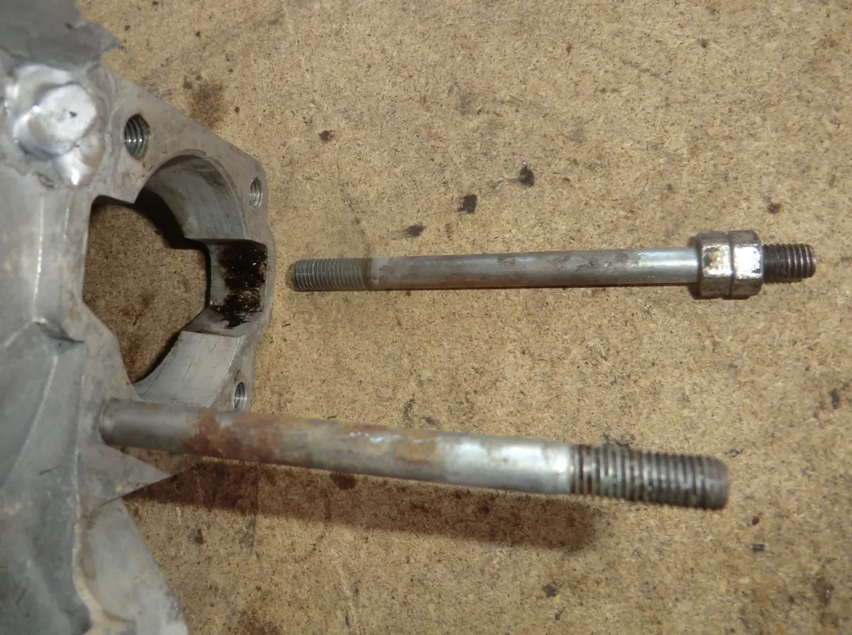 Primer espárrago retirado de un carter de Vespino desmontado tras su atoramiento