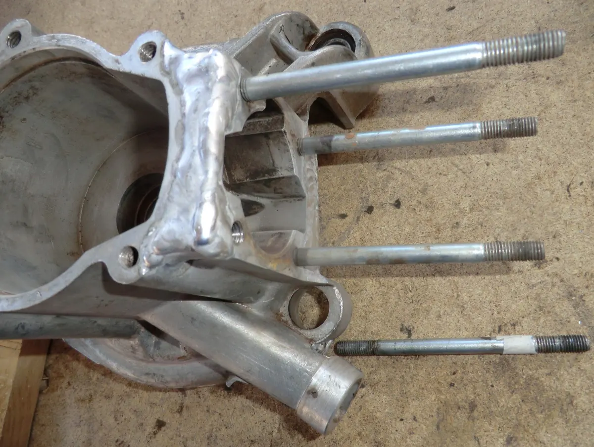 detalle del primer espárrago extraido del carter de un vespino