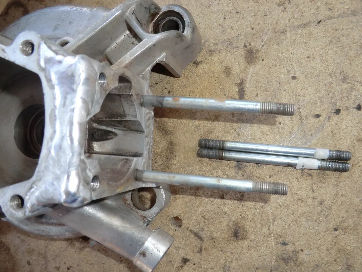 detalle del segundo espárrago extraido del carter de un vespino