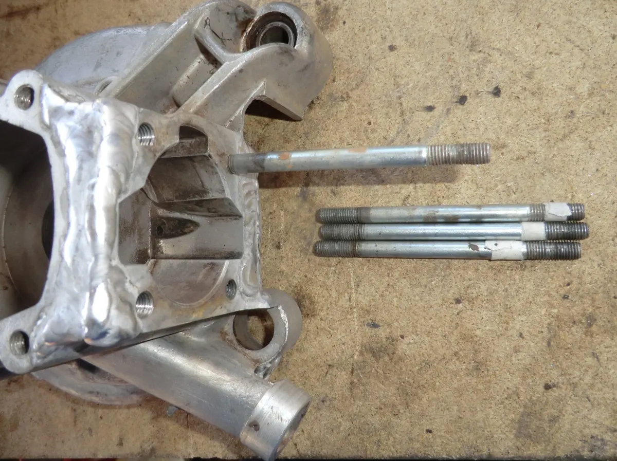 detalle del tercer espárrago extraido del carter de un vespino