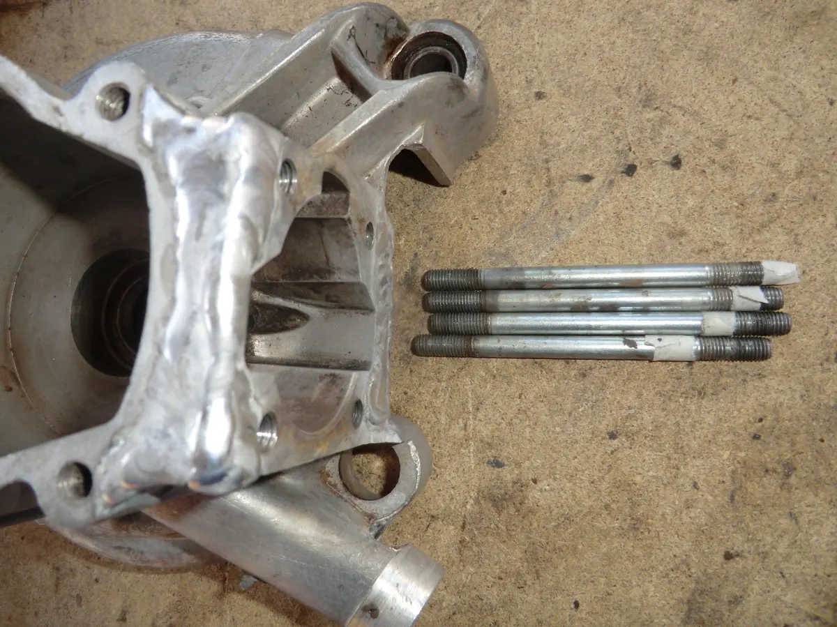 detalle del cuarto espárrago extraido del carter de un vespino