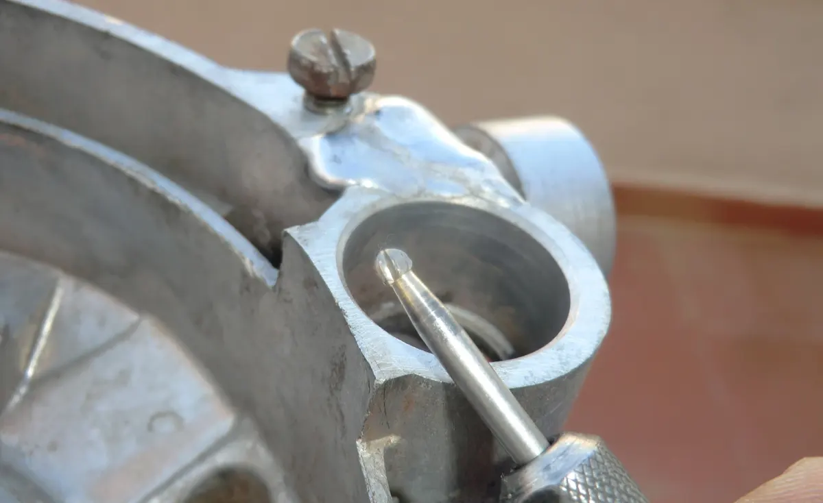 Vista del uso de una fresa con Dremel para reducir el exceso de soldadura por el refuerzo en el cárter de Vespino.