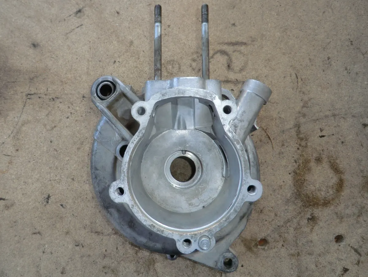 Vista de un carter de Vespino SC reparada una fisura con soldadura