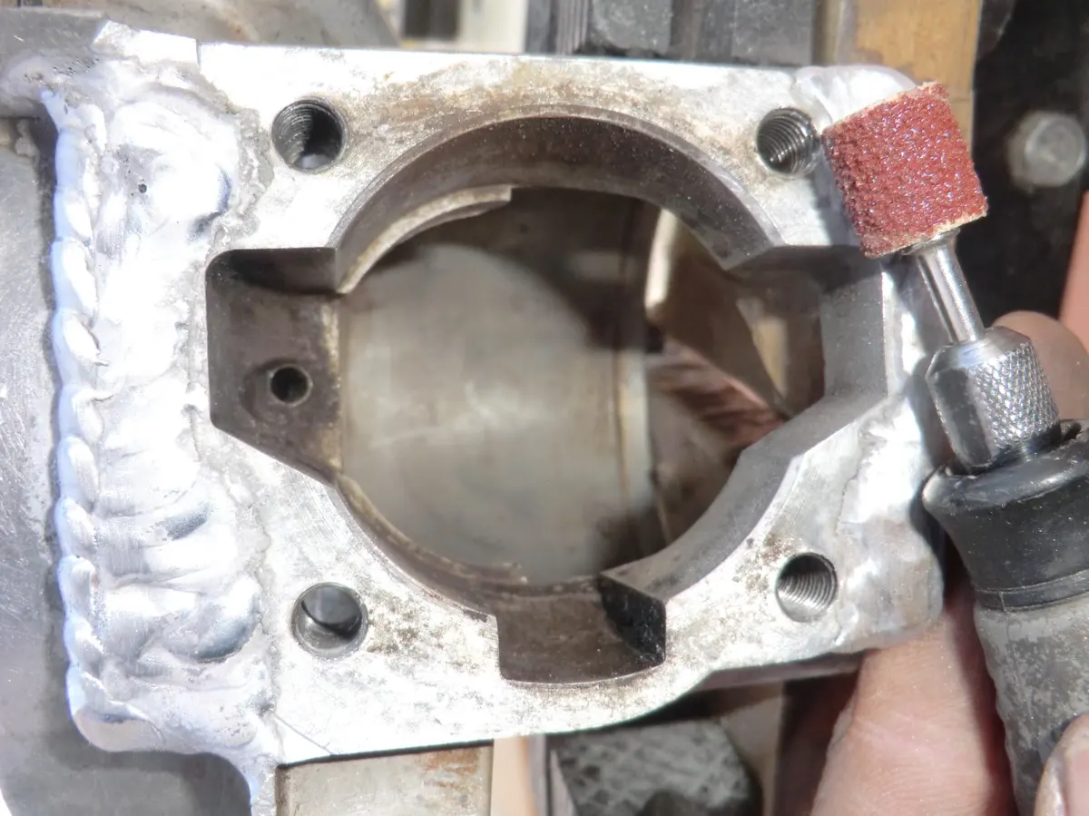 Proceso de eliminación de exceso de soldadura mediante lija y dremel