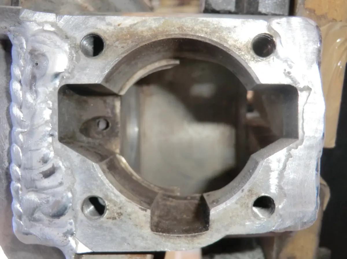 Carter en proceso de eliminación de exceso de soldadura añadida para la apertura de transfers en vespino