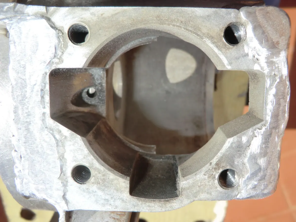 Carter en proceso de eliminación del exceso de soldadura añadida para la apertura de transfers en vespino