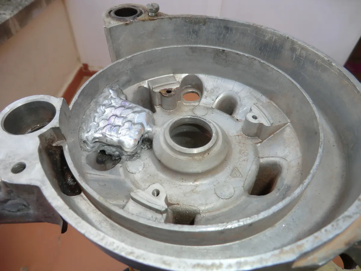 Detalle del relleno de soldadura en el lateral del transfer del lado de encendido de un vespino 