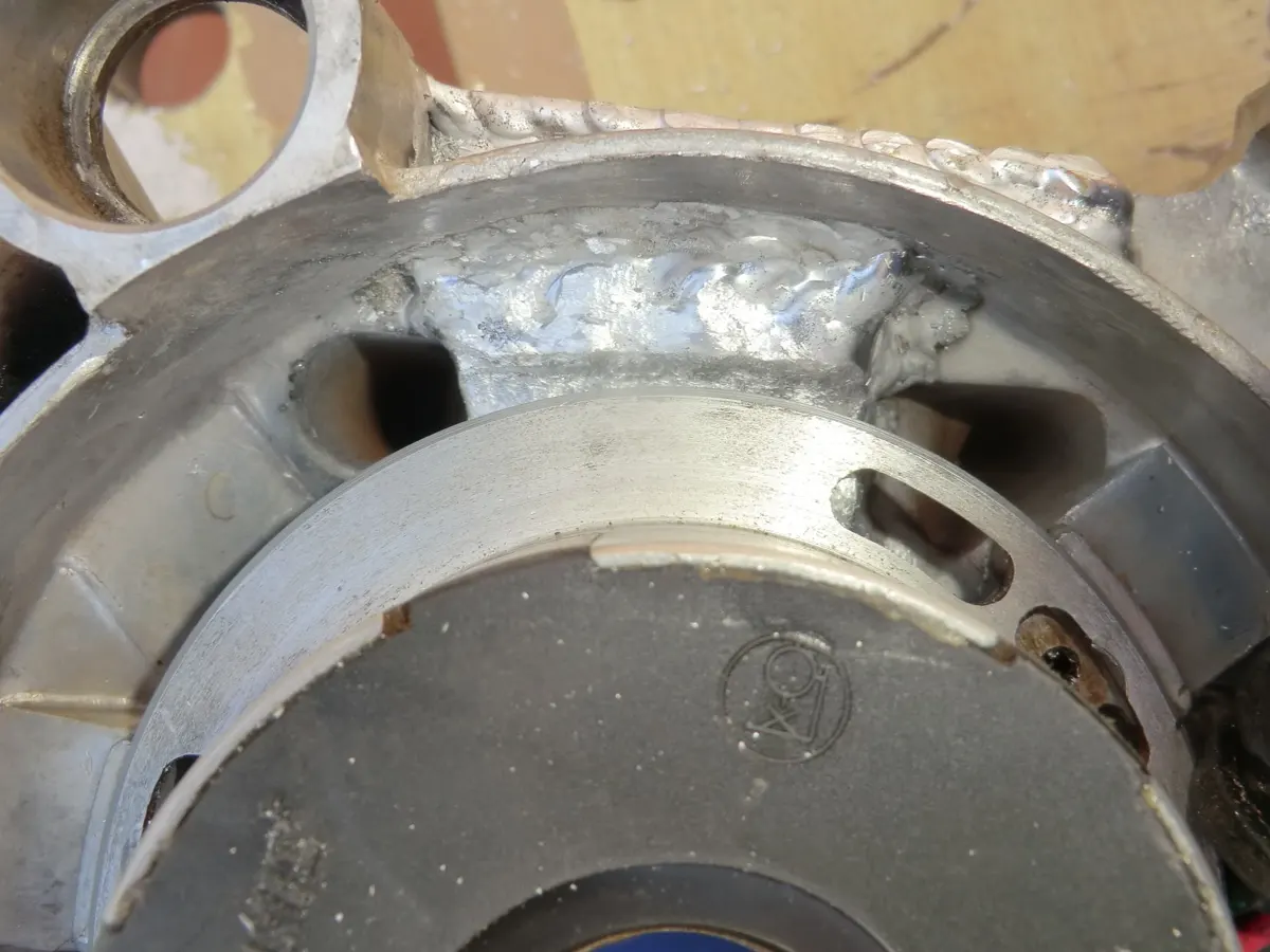 Comprobación de posicionamiento del rotor de un encendido de vespino una vez eliminado el exceso de aluminio aportado en el carter para abrir transfers