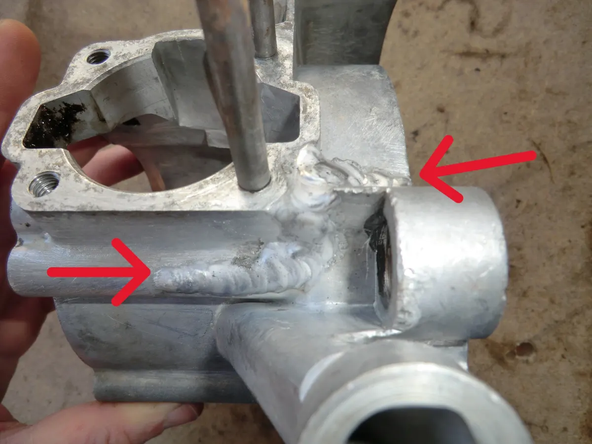 Vista exterior del relleno de soldadura de una fisura en el cárter de Vespino SC 