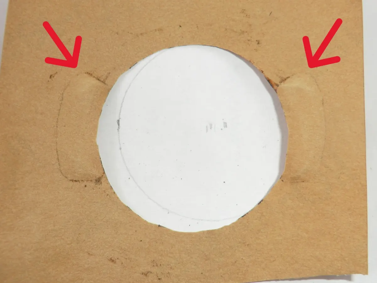 detalle de la fabricación de una junta en la que se marcan el tamaño de transfers del cilindro que hay que recortar