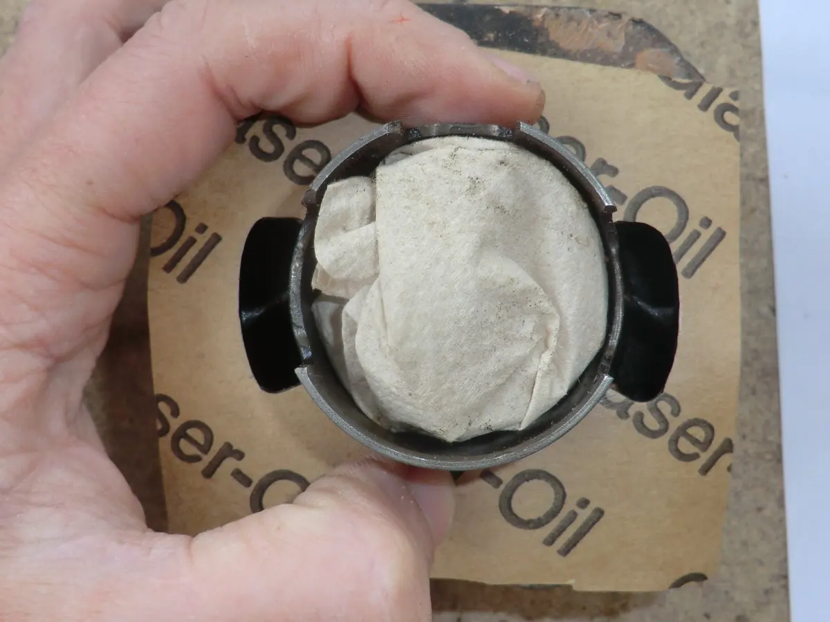 Junta colocada sobre el cárter comprobando la exactitud del recorte de la junta de transfer