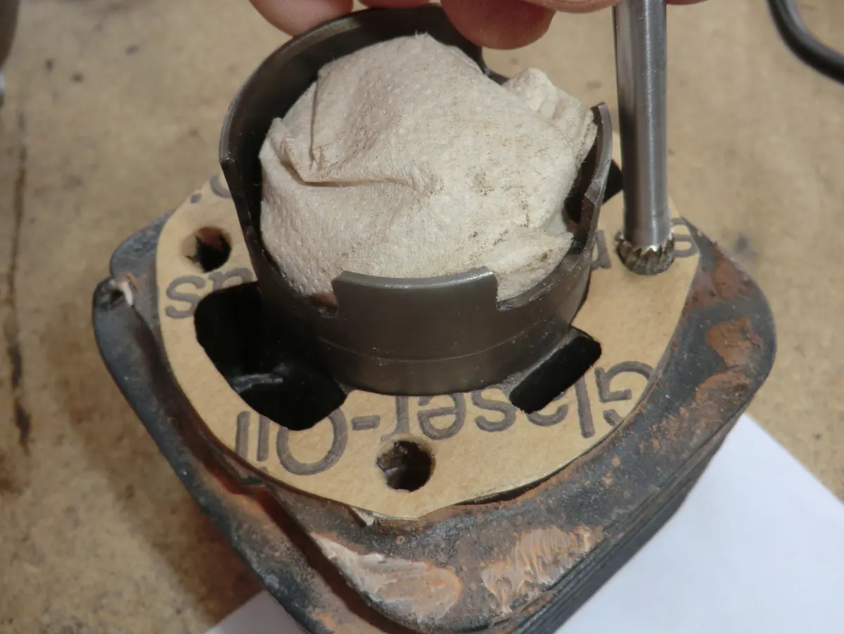 Junta colocada sobre el cárter cortando con una fresa los orificios de los espárragos del motor