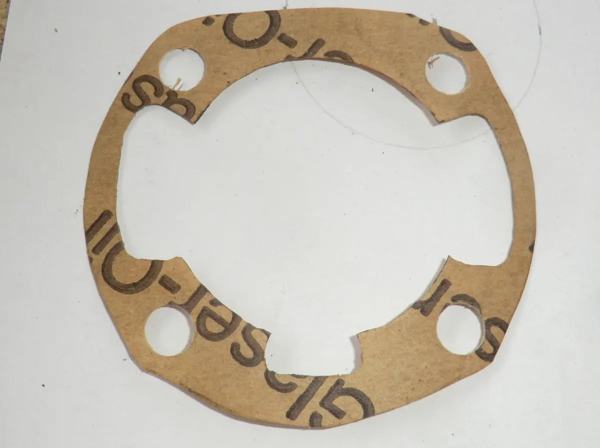 junta de vespino realizada manualmente para encarar los transfers de un motor de vespino