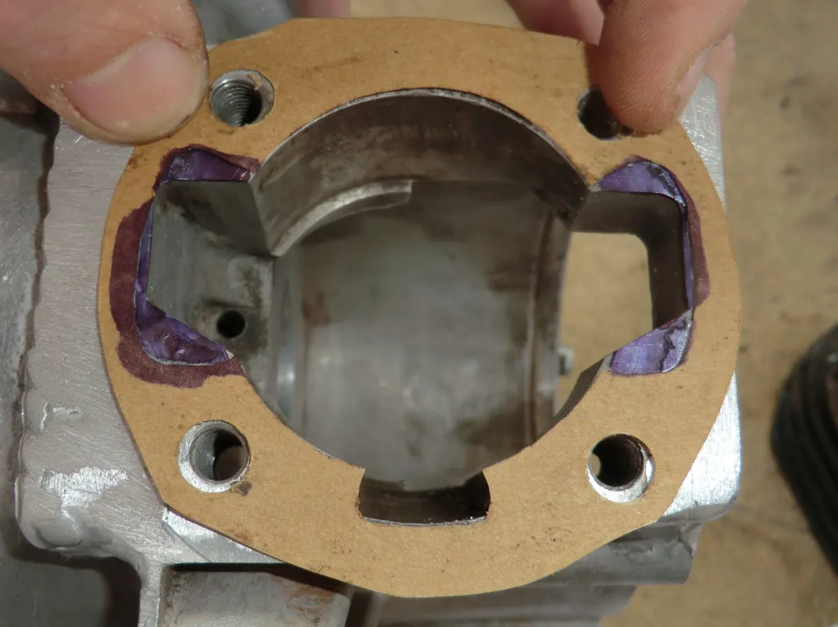 Marcando de la zona del carter que debe fresarse para alinear los transfers.