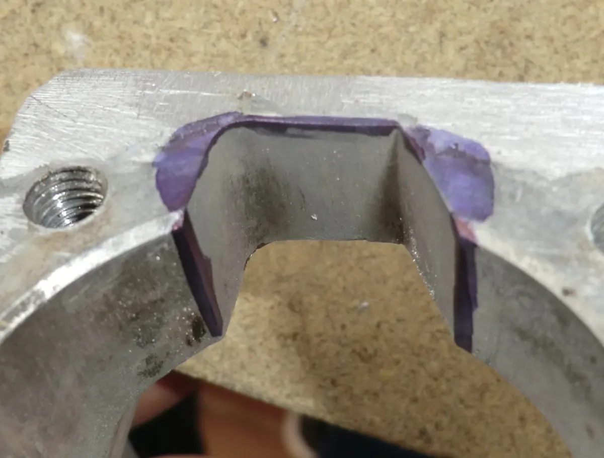 Detalle del transfer de un motor de vespino marcado con rotulador el material a retirar