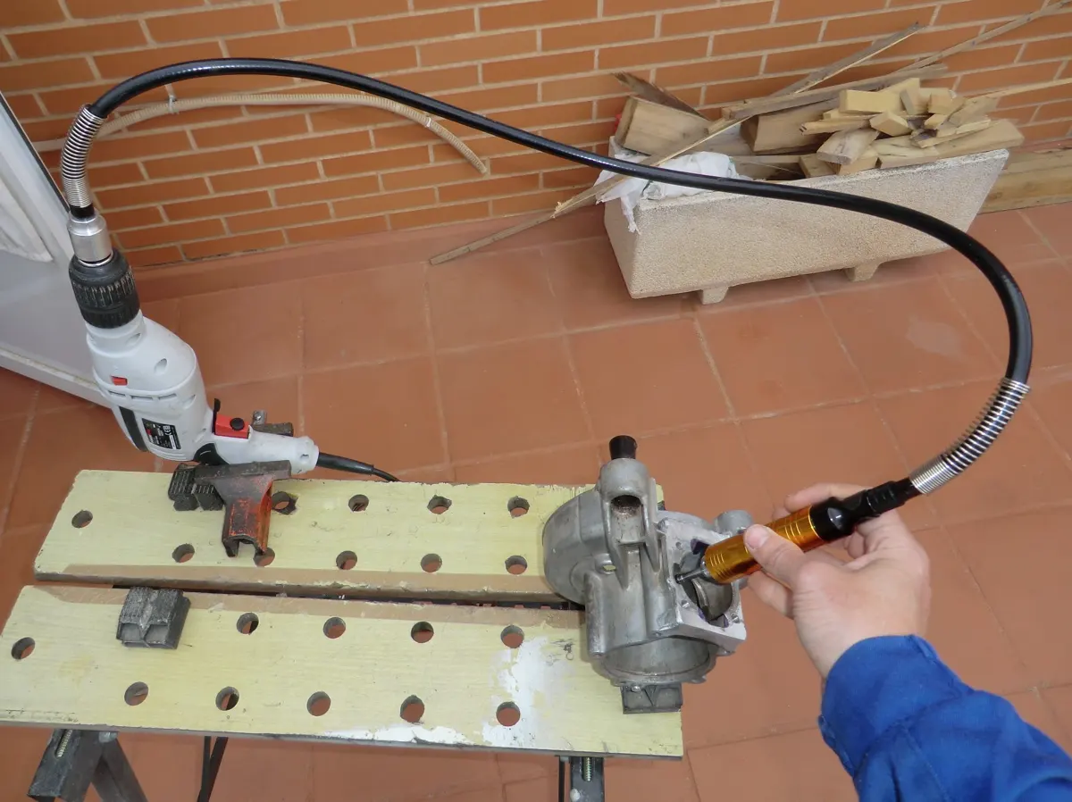 banco de trabajo casero para trabajar abrir los transfers de un motor de vespino